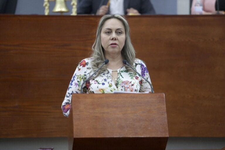 En política y en la vida los vacíos se llenan: Sara Rocha.