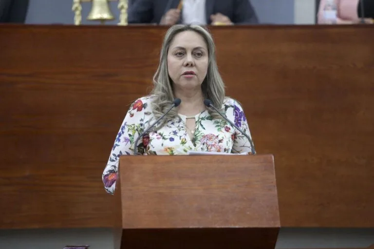 En política y en la vida los vacíos se llenan: Sara Rocha.
