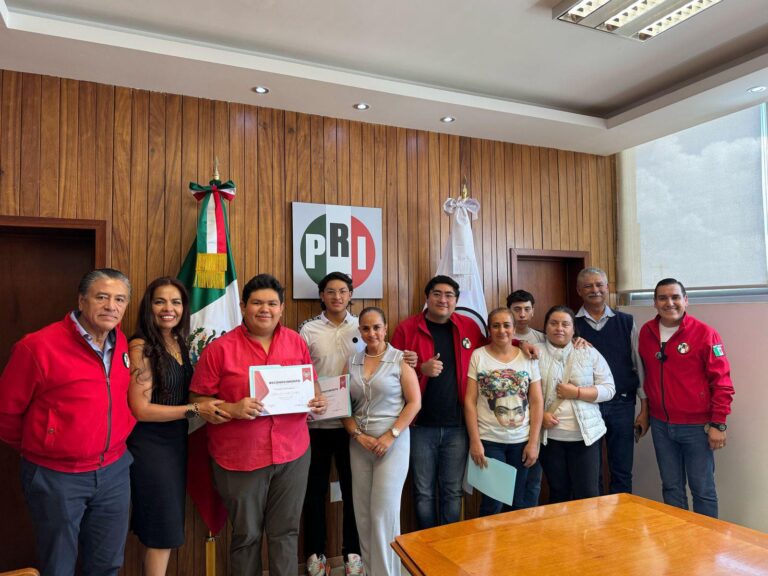 El PRI y Aula Tec entregan constancias de terminación de preparatoria en San Luis Potosí.