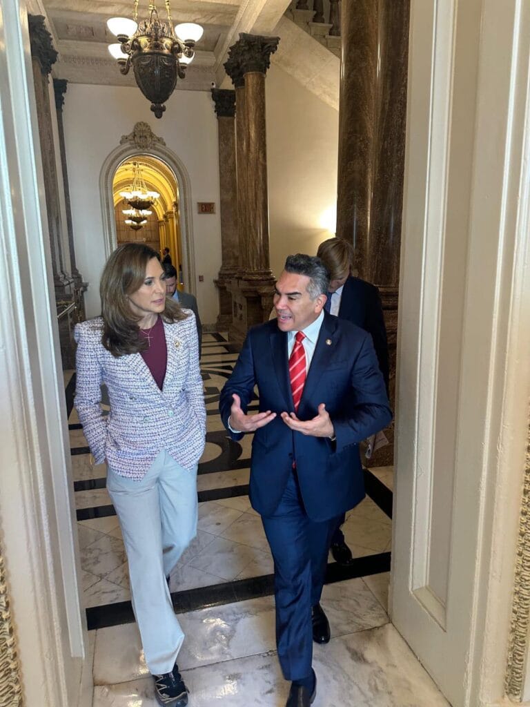 Dialoga Alejandro Moreno con la congresista María Elvira Salazar.