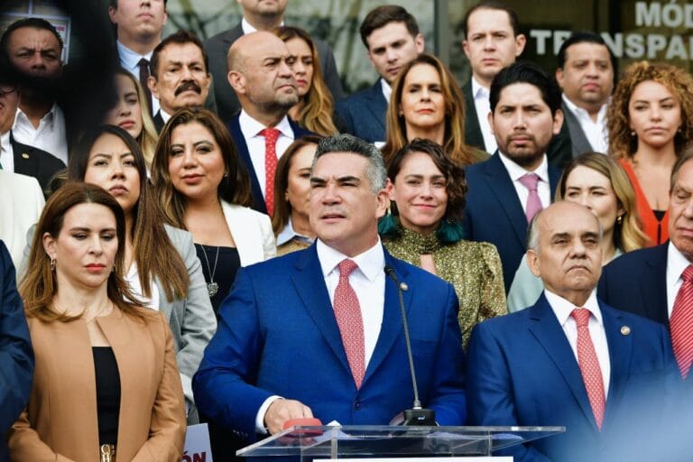 Aunque nos cuesta la vida, desde el PRI vamos a defender la democracia: Alejandro Moreno.