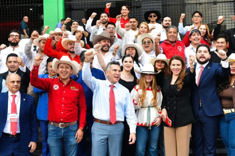 Llama Alejandro Moreno a diputados y senadores a defender sin miedo a México y a las familias mexicanas.