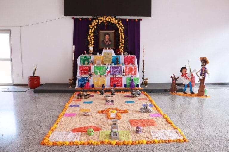 PRI realiza altar de muertos en honor a Socorro Blanc.
