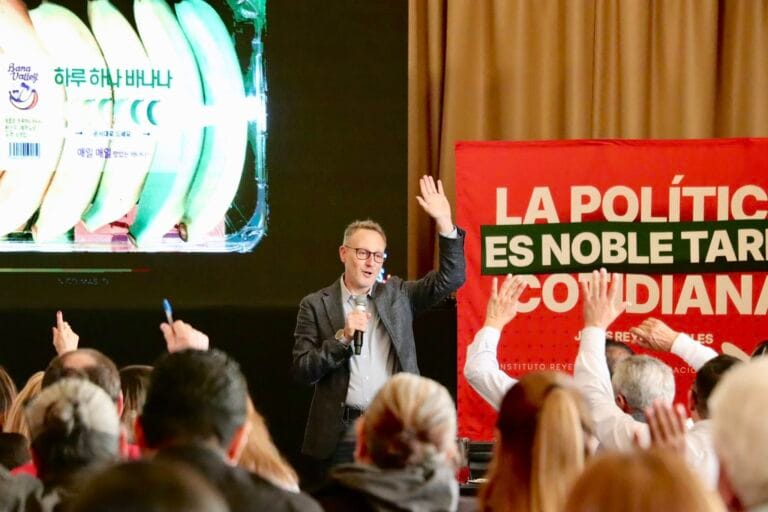 Nicolás Maslo destaca la importancia del liderazgo y la innovación en la vida pública.